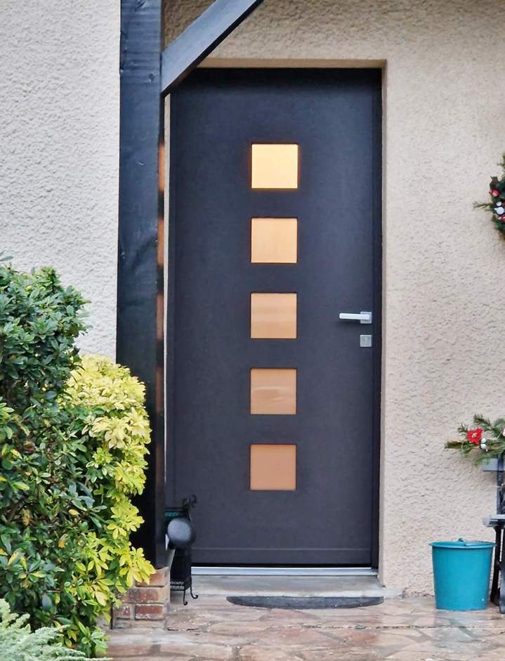 Pose soignée de portes d'entrée pour allier charme et isolation