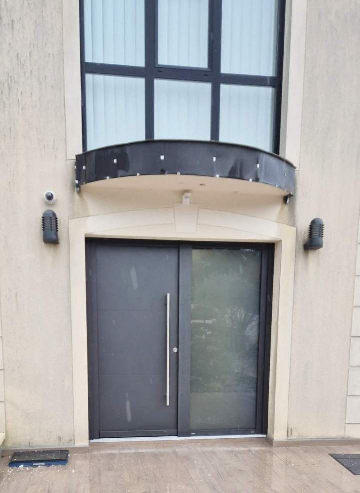 Grande porte d'entrée monobloc gris Alfortville